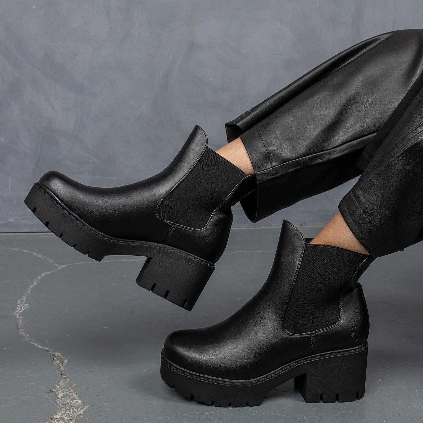 KOI footwear Orson Switch Chelsea Boots<Women'S Chunky Boots