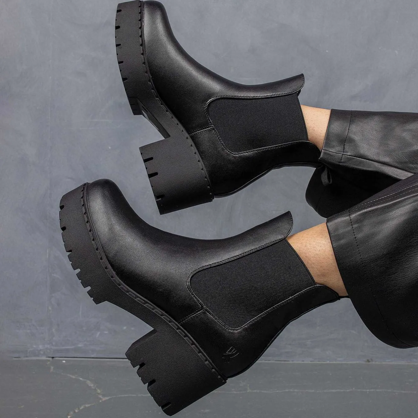 KOI footwear Orson Switch Chelsea Boots<Women'S Chunky Boots