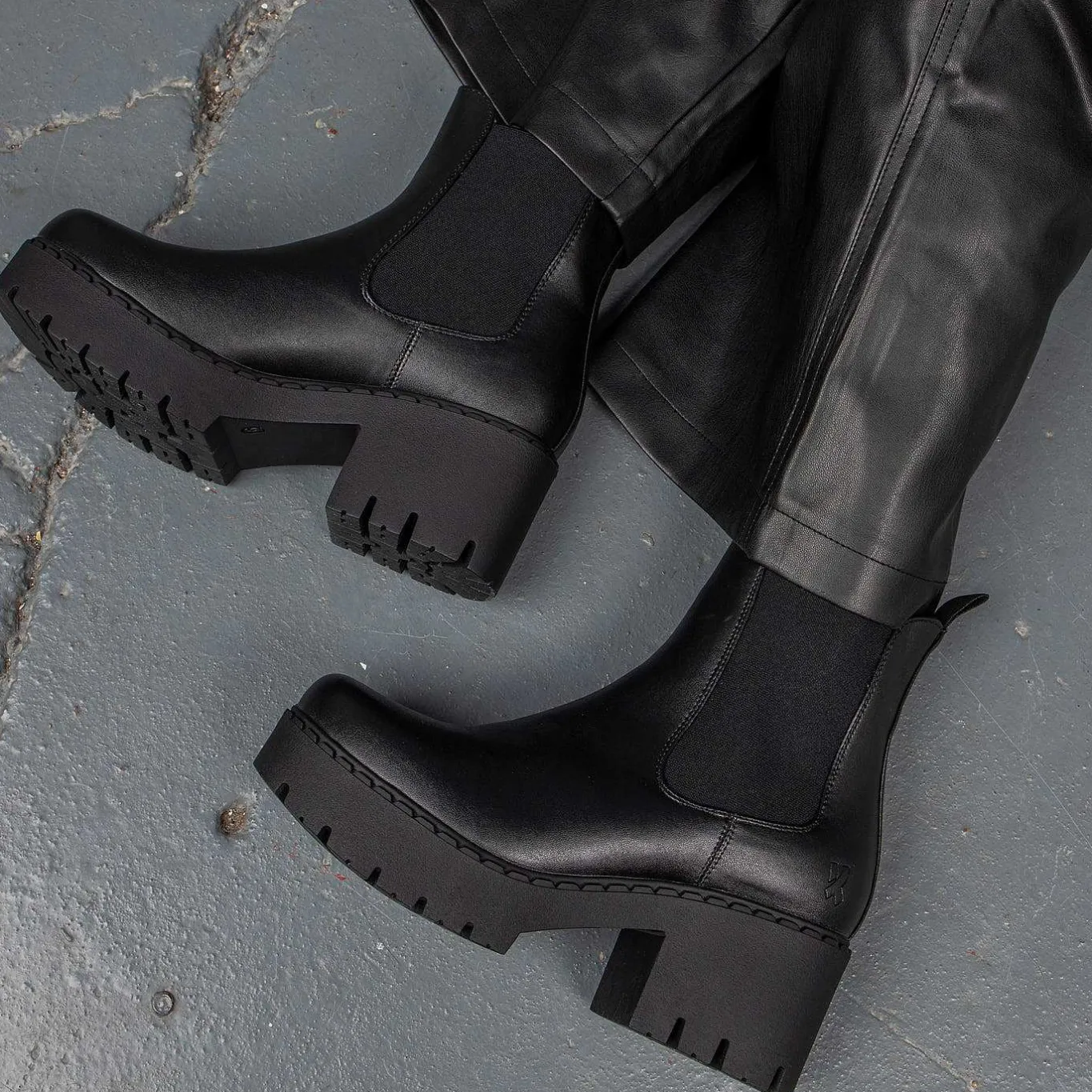 KOI footwear Orson Switch Chelsea Boots<Women'S Chunky Boots